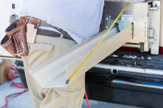 Gutter fabrication machine